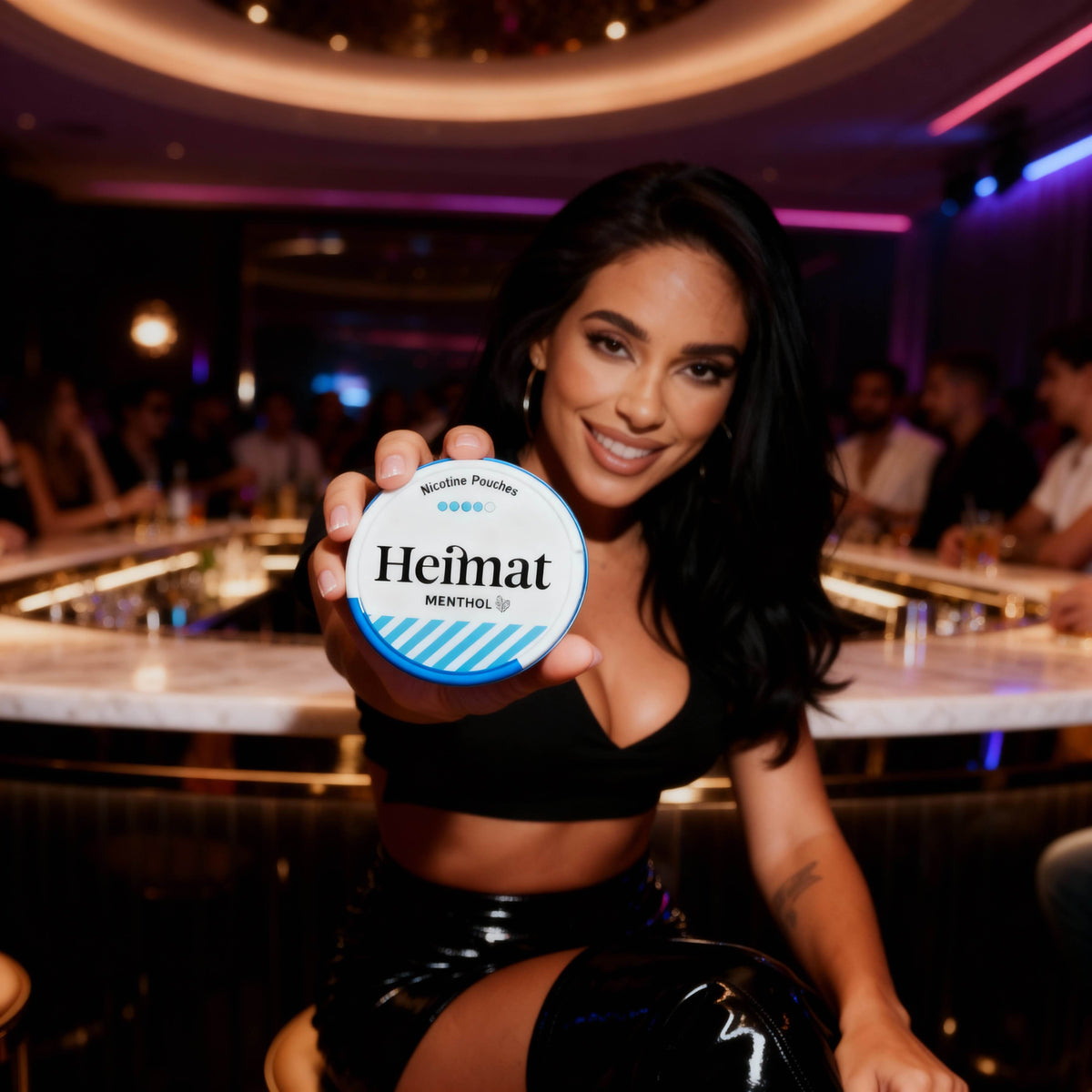 Heimat Menthol σακουλάκια νικοτίνης σε λευκή συσκευασία με μπλε λωρίδα, παρουσιαζόμενα σε περιβάλλον lifestyle